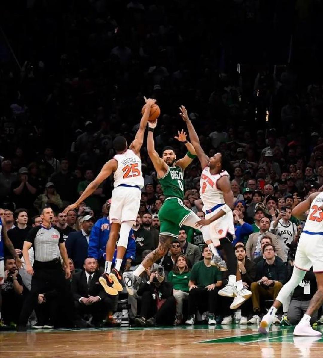 开云娱乐-纽约尼克斯发布备战花絮,加时末段强势反弹,NBA季后赛任务艰巨,球探报告显示潜力的简单介绍